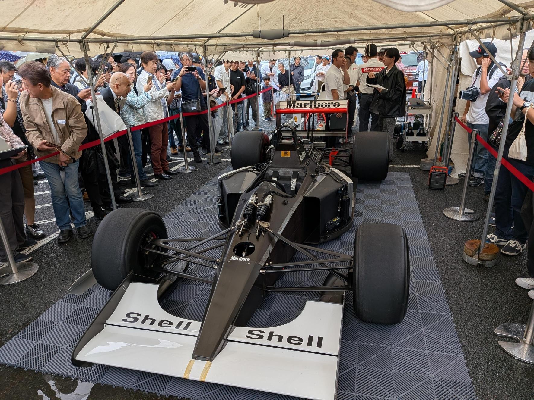 F1マシンのエンジン始動には大勢の来場者が詰めかけた