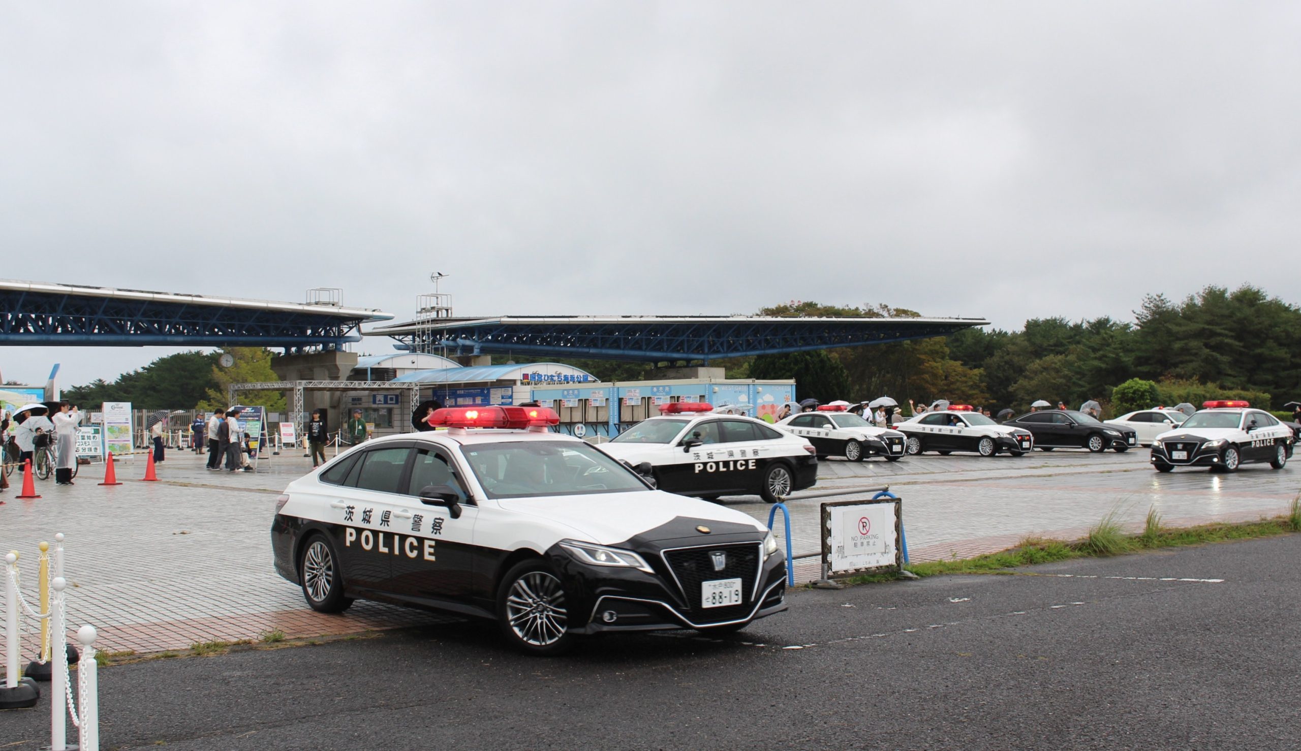 国営ひたちなか海浜公園の翼ゲート前でパトカーの出発式