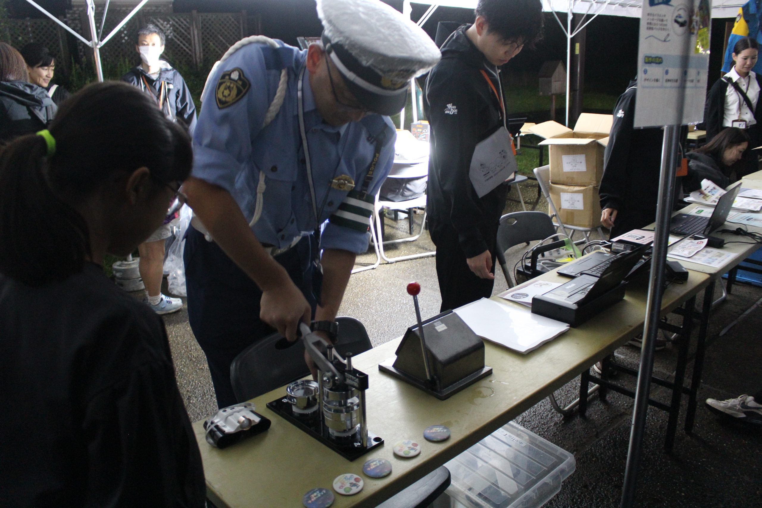 県警と茨城ワクドキクラブが缶バッジ製作で反射材を啓発