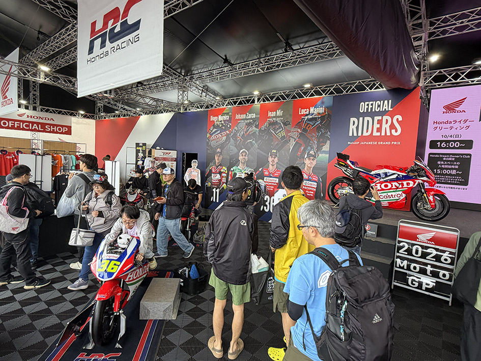 場内のホンダブースでは二輪と四輪の展示にファンが集まっていた