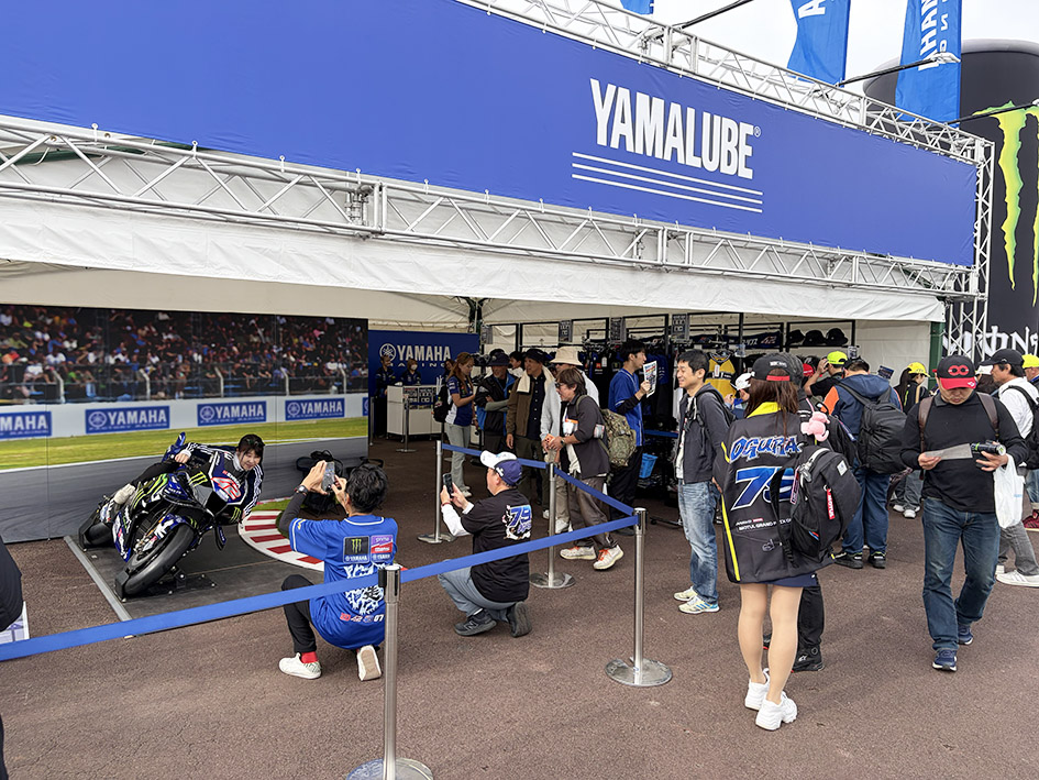 ヤマハブースでもバイクへの乗り込み体験などを実施