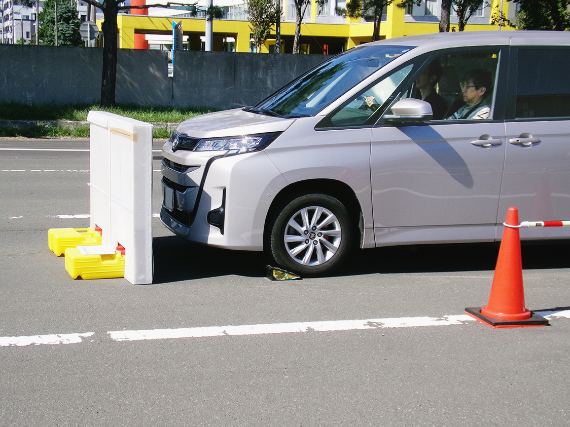 自動車メーカーも安全性能の高い車両の開発を急ぐ