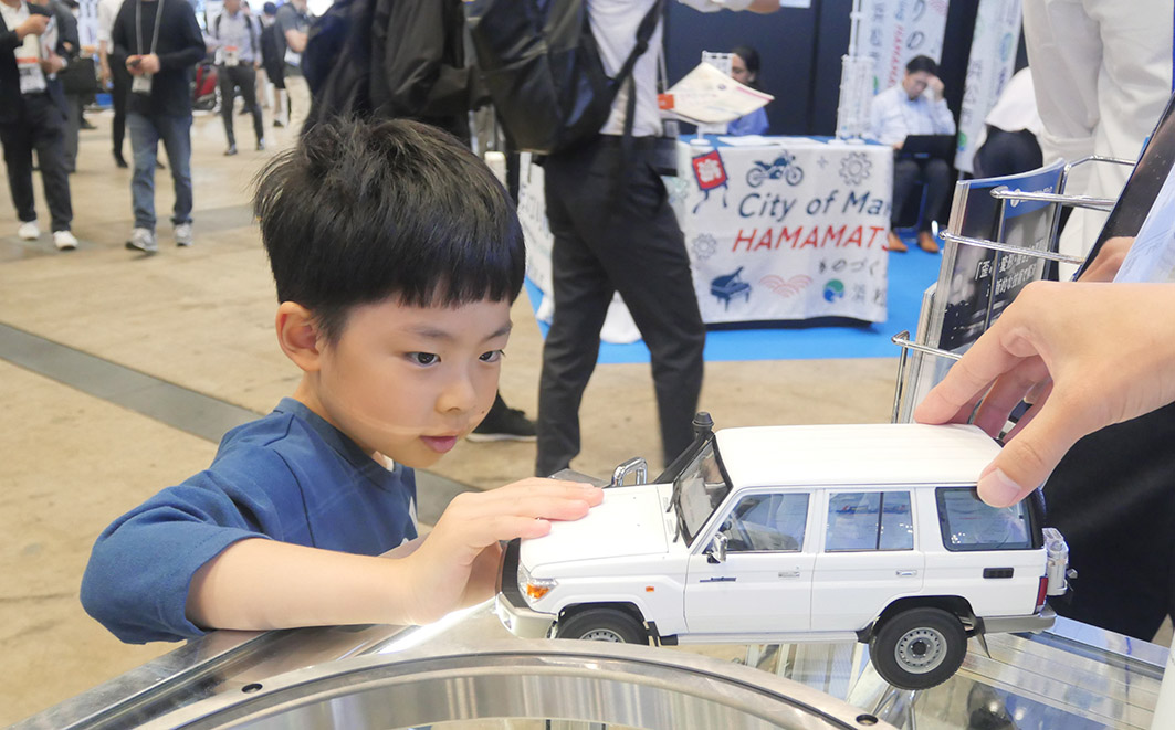 子どもを含め若い世代の来場も見られた。車の機構に興味津々(JMS)