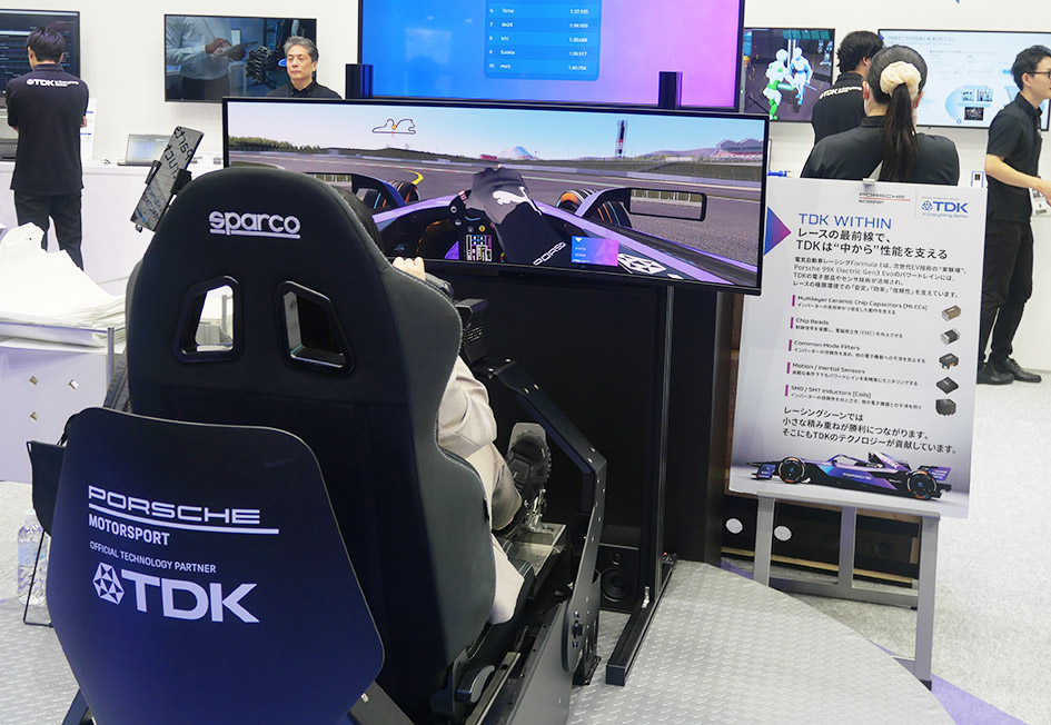 TDKのブースには、EVレースの最高峰「フォーミュラE」を疑似体験できるコーナーも(シーテック)