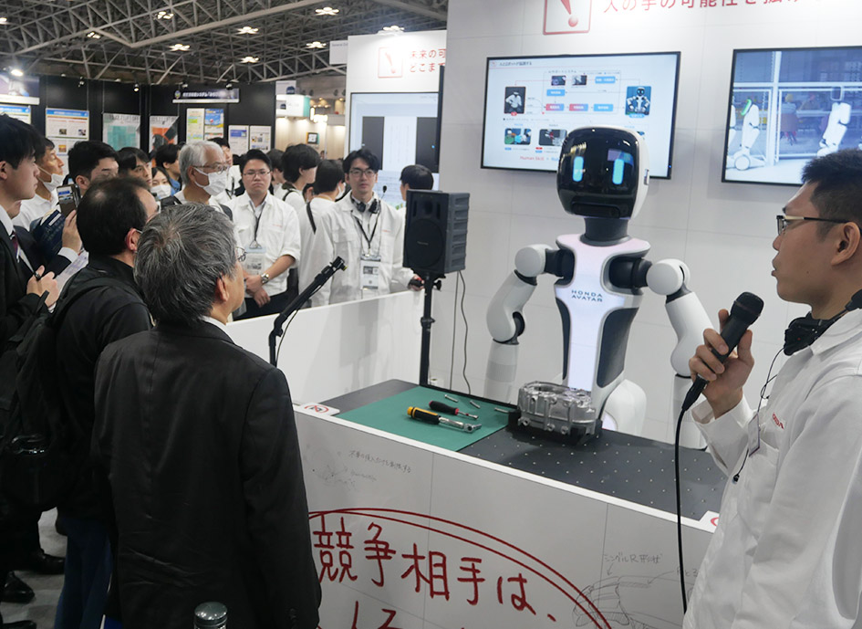 本田技術研究所のブースでは、ロボットの実演に人だかり(シーテック)