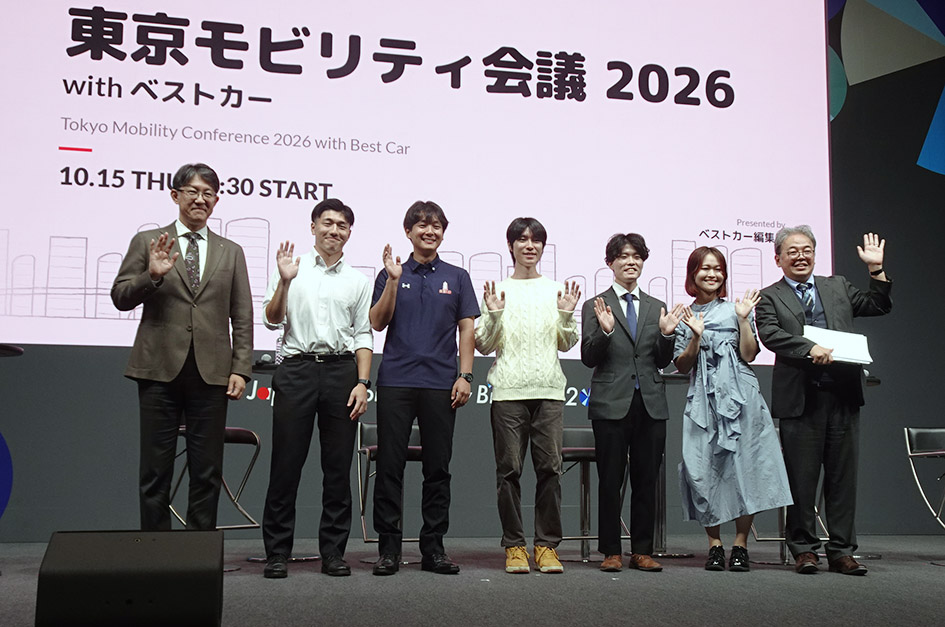 自工会の佐藤恒治会長(写真左)と大学生らがモビリティ社会の未来について話し合った(JMS)