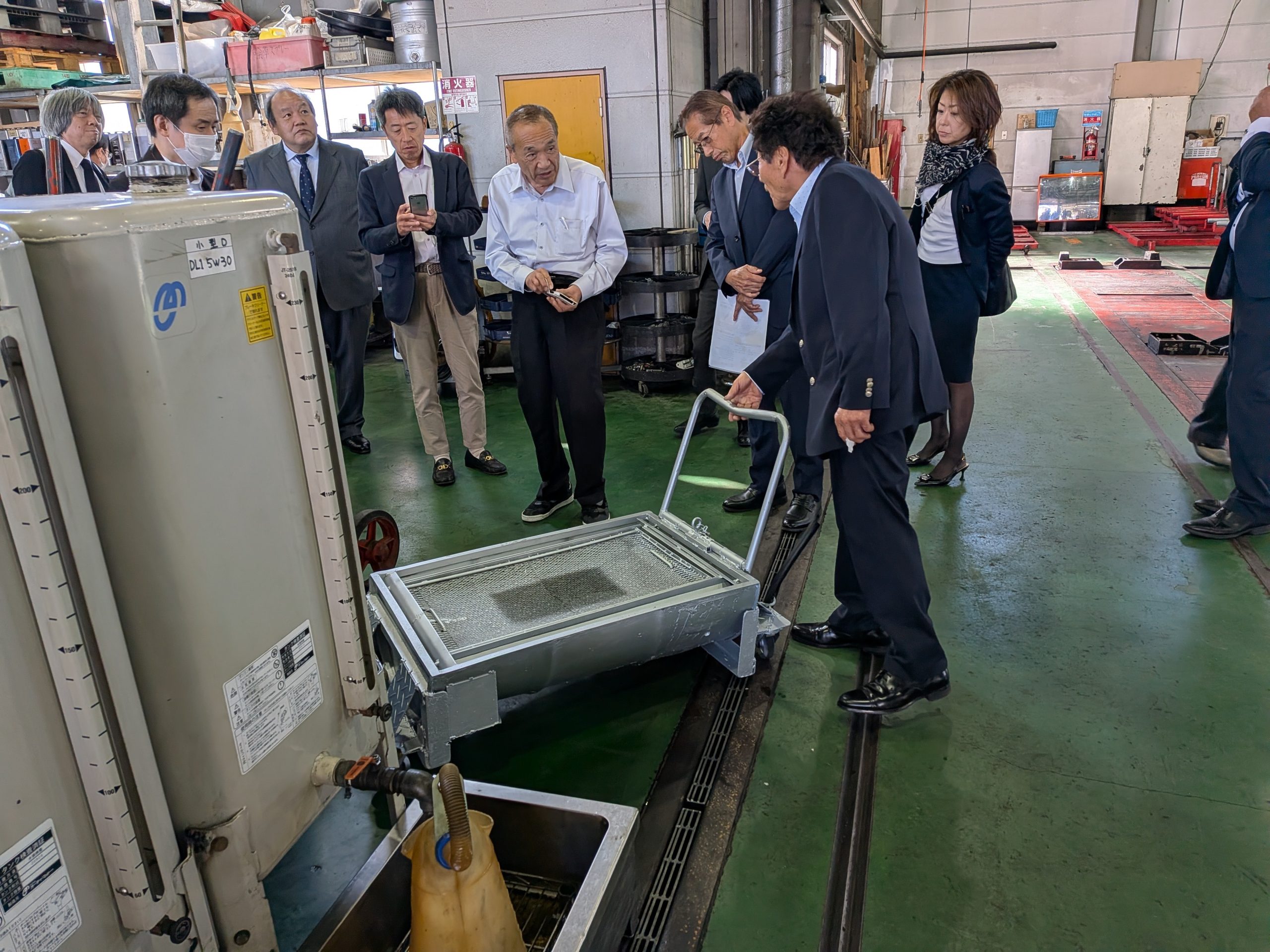 富田オートサービスでは床に物を直接置かないように徹底