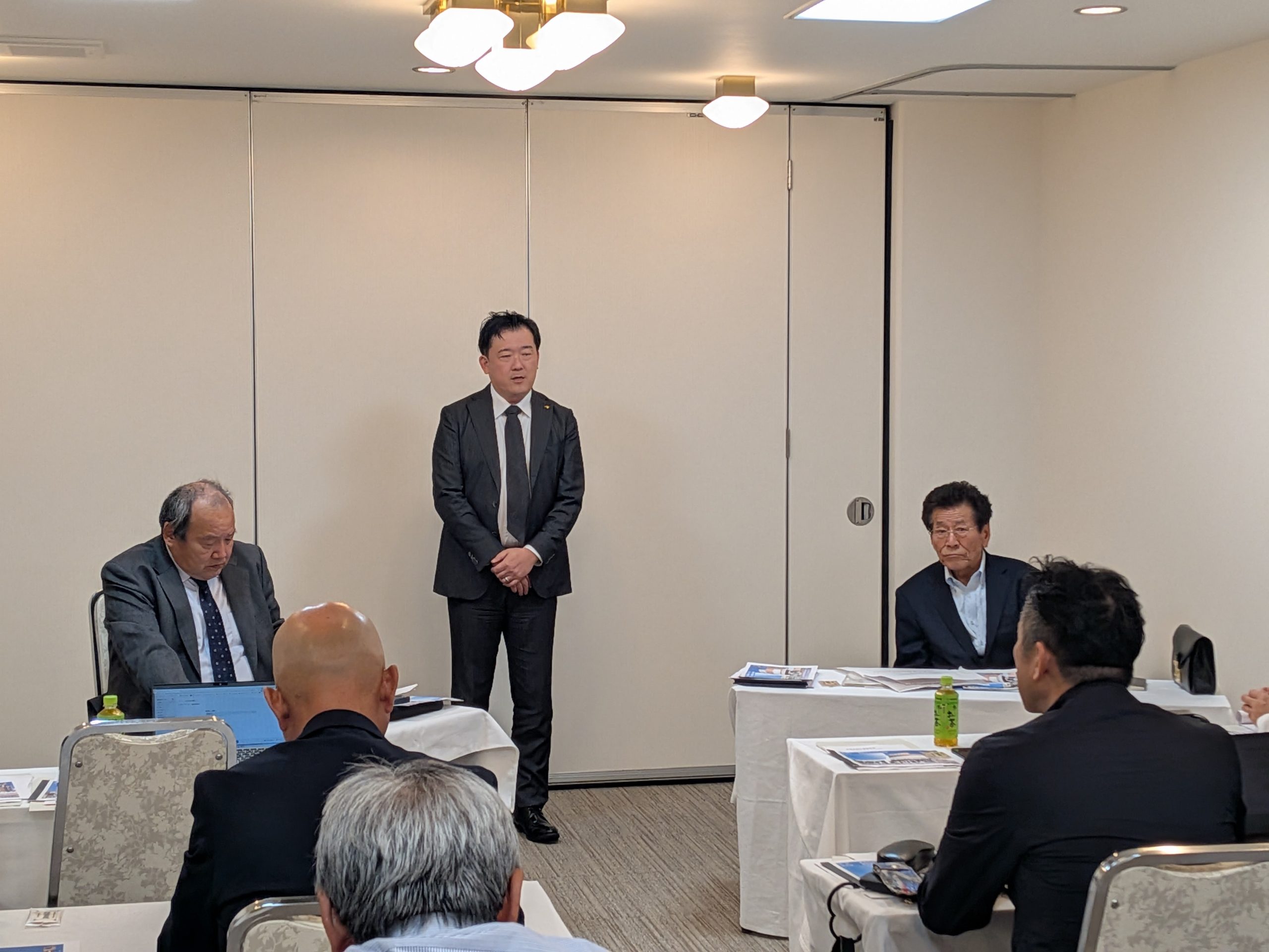 あいさつする平田会長