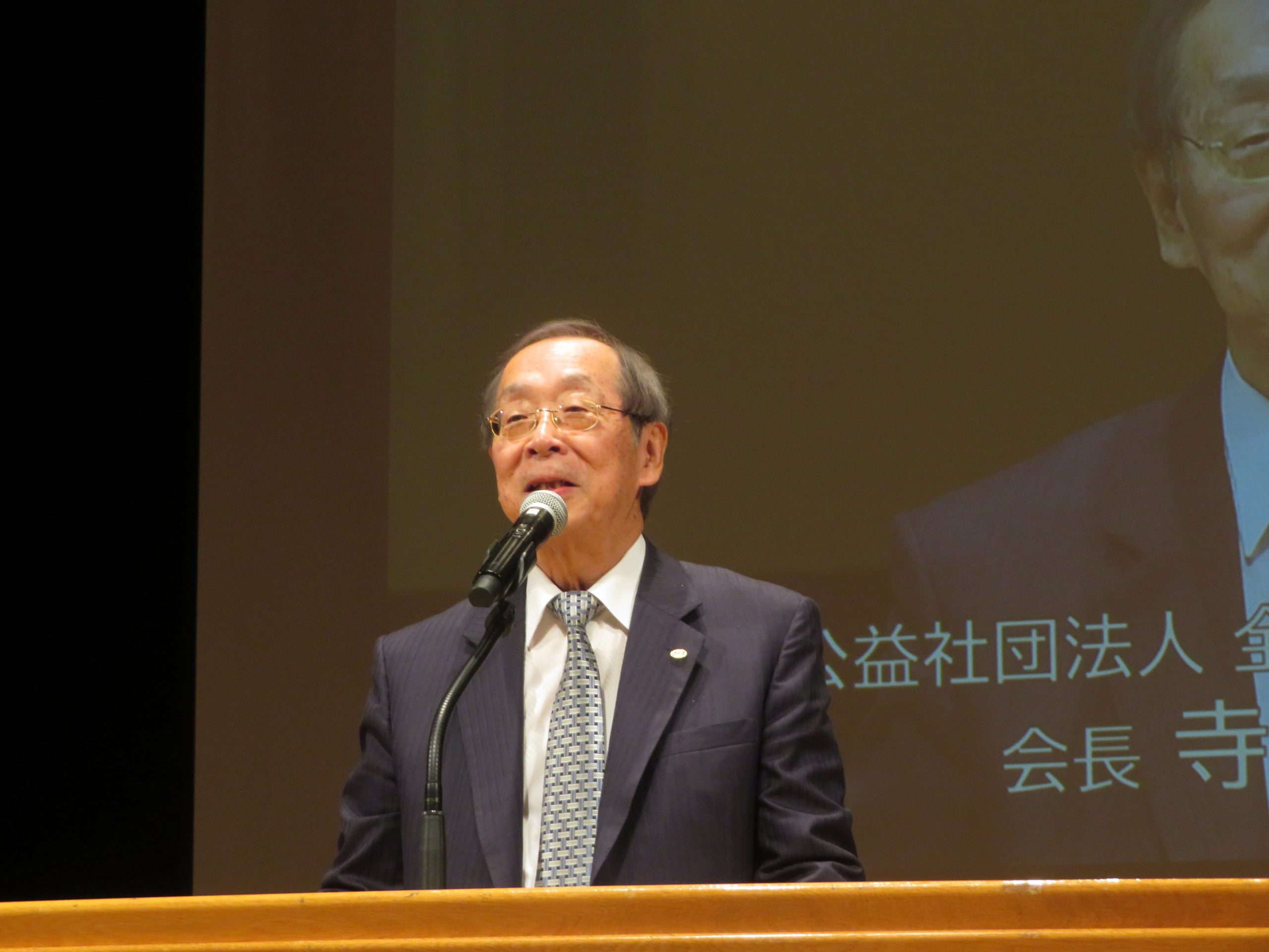 あいさつする寺岡会長