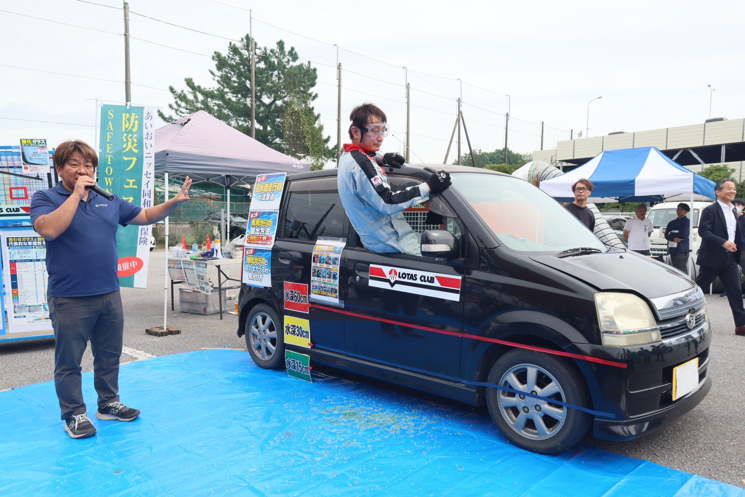 浸水した車両からの安全な脱出方法を披露した