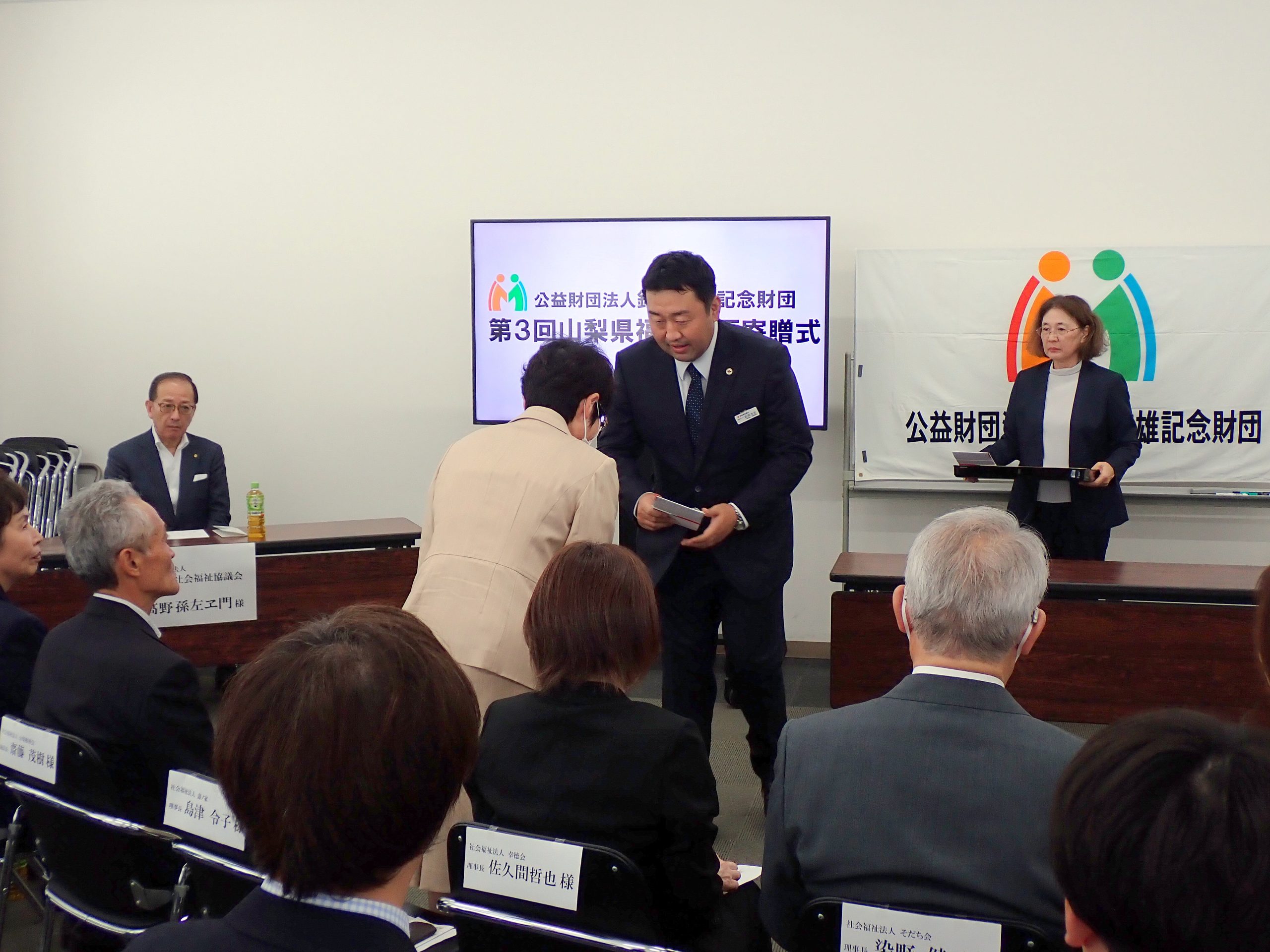山梨スズキの荻原社長が寄贈先の一人ひとりに目録を手渡した