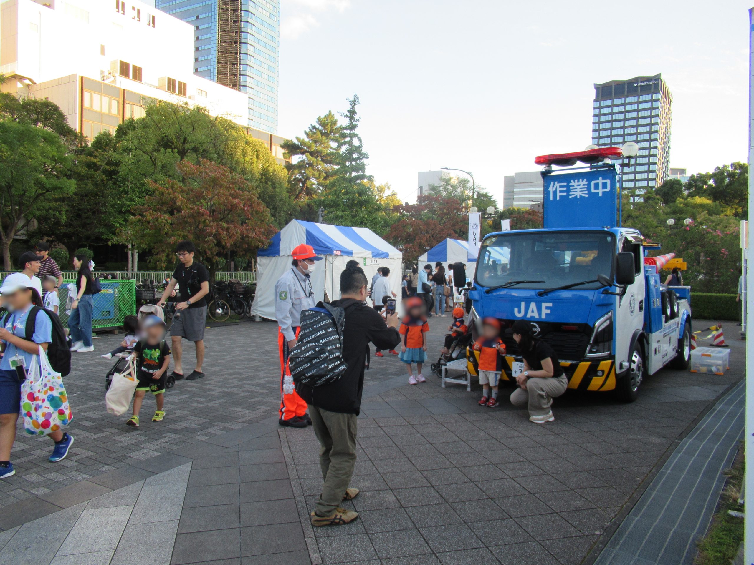 JAF東京支部では、レッカー車と写真撮影する親子連れで賑わった