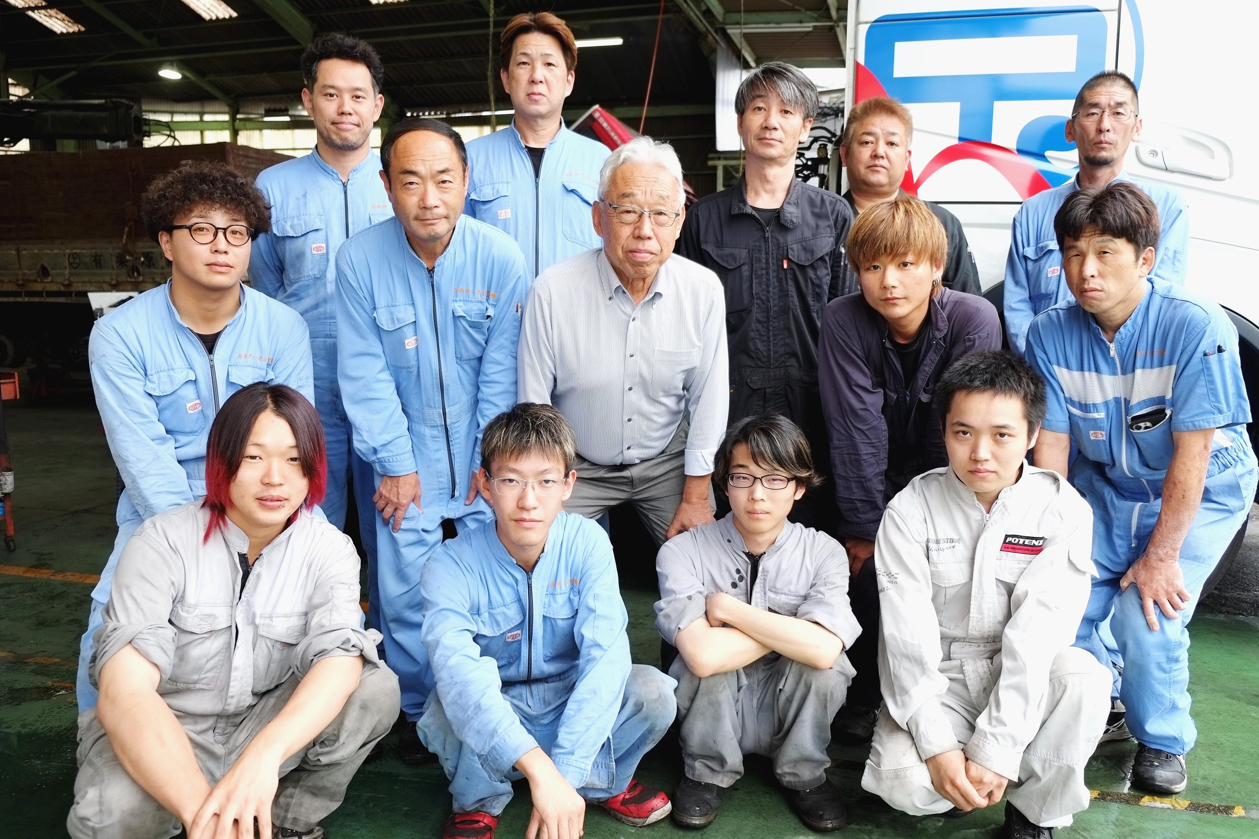 社員と山本社長(中央)