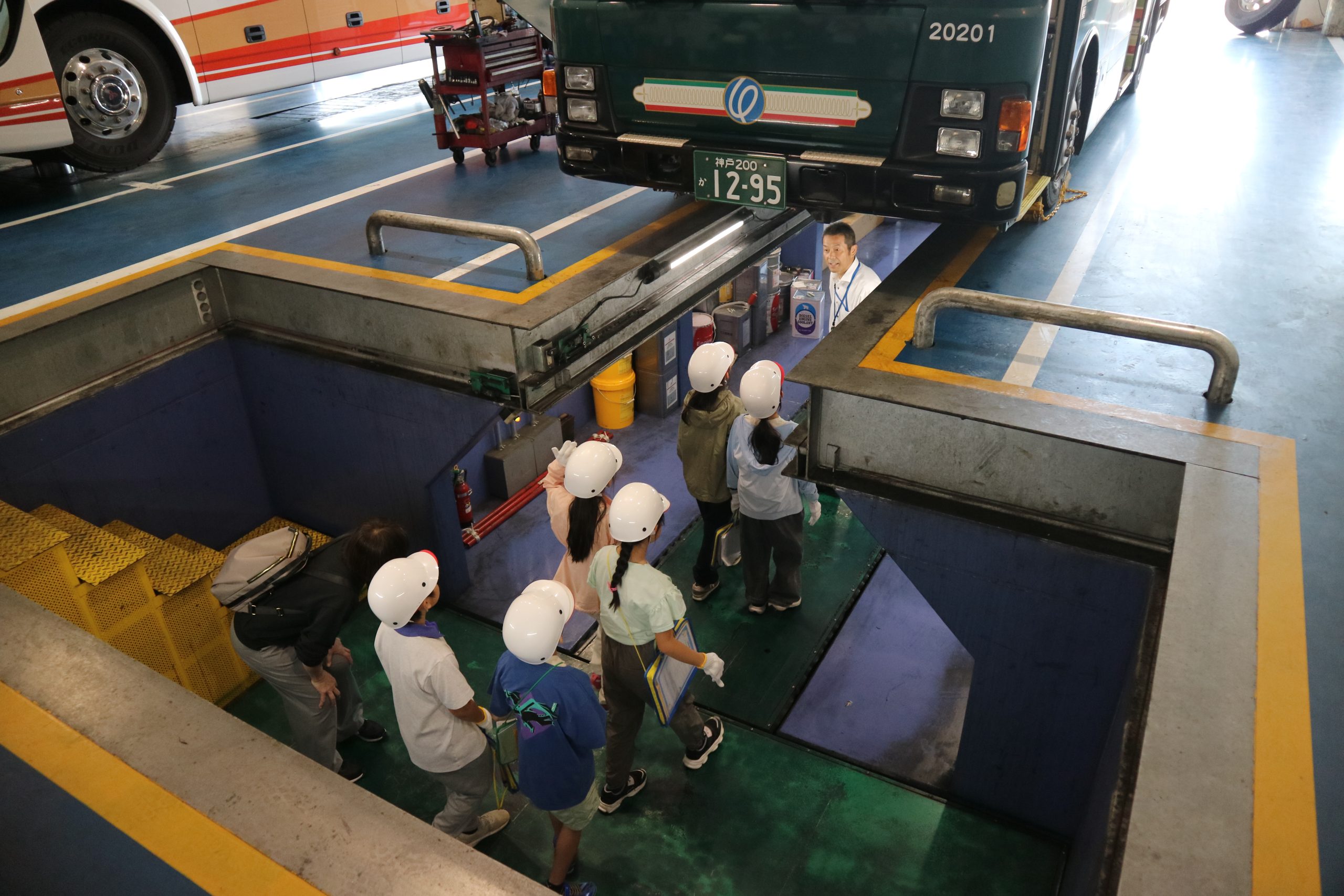 バスの車体の裏側を見学