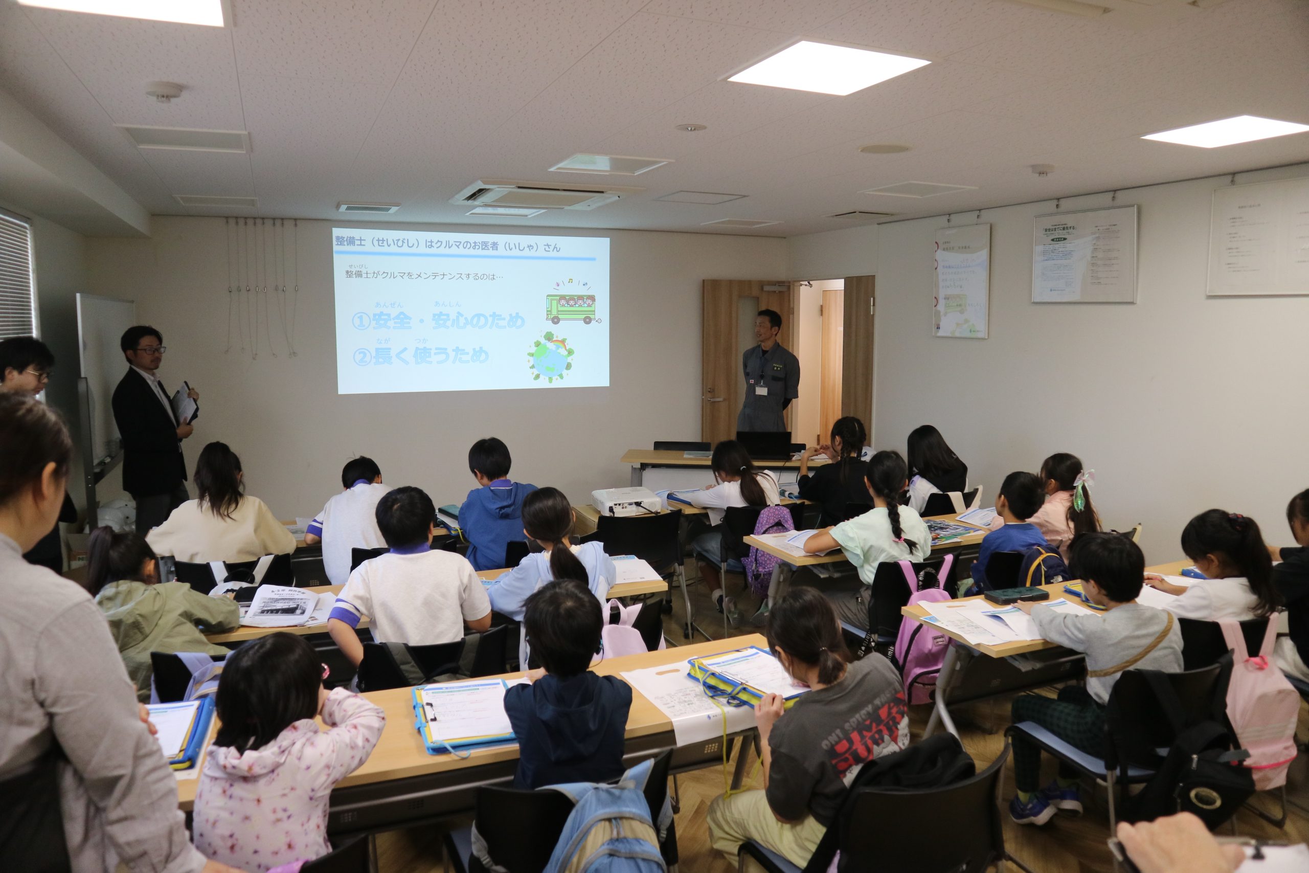 座学で自動車整備士について学んだ