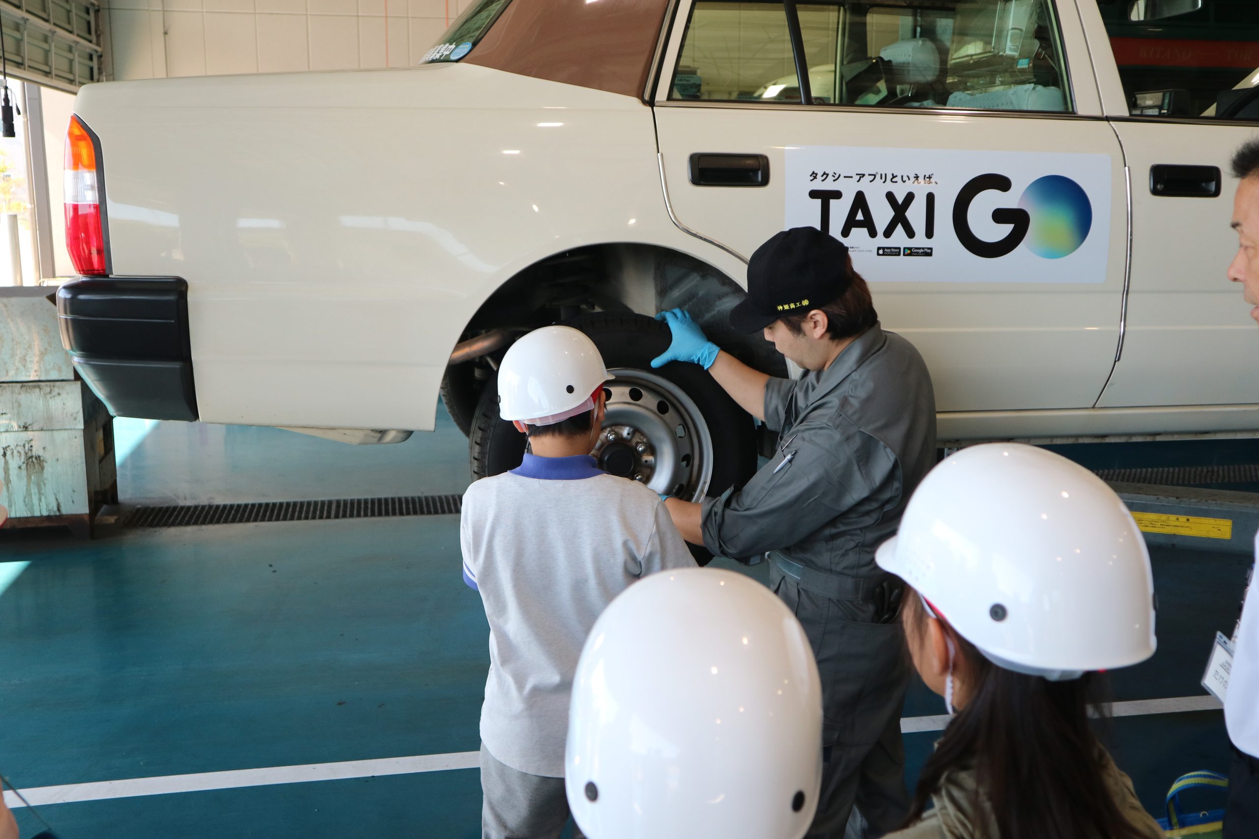 乗用車の整備現場ではタイヤ交換を体験