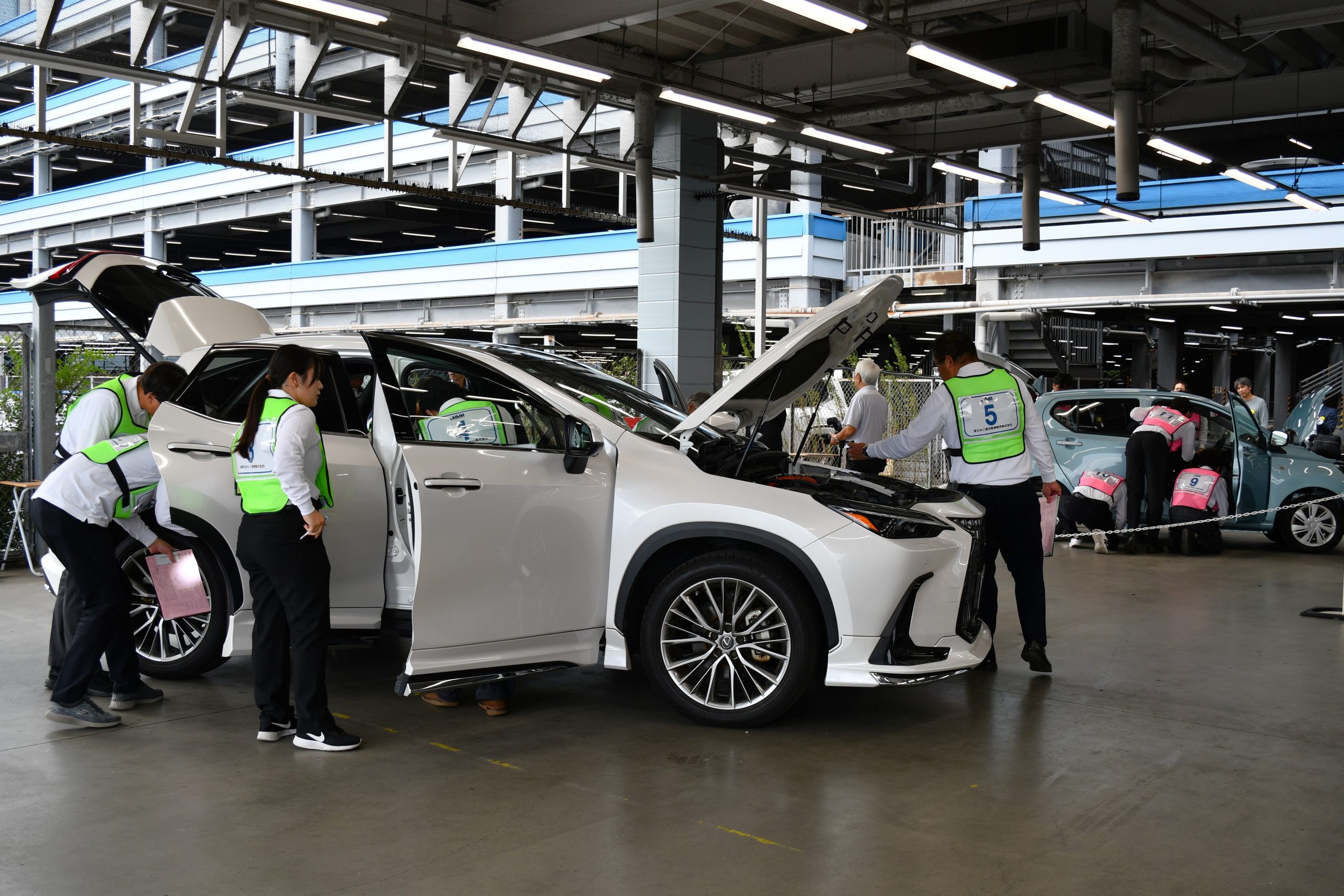 レクサス「NX」とダイハツ「ミライース」の2台で実車競技を行った