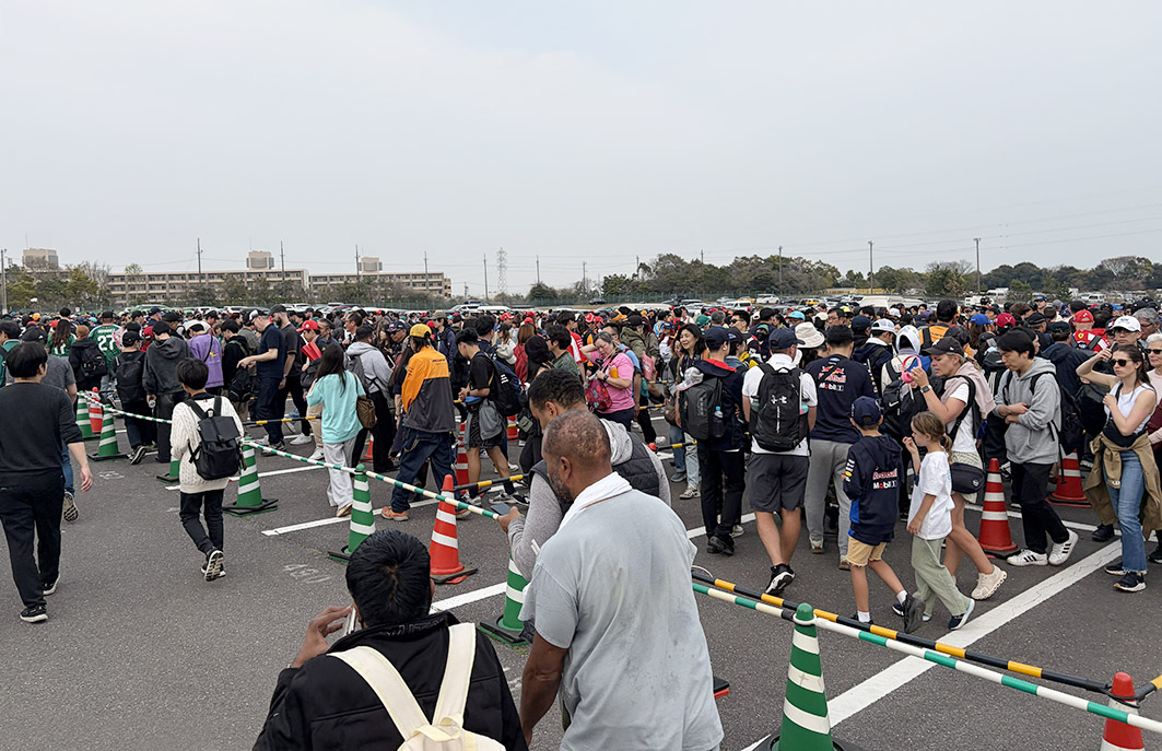 3月29日の決勝レース後、サーキット内のシャトルバス乗り場には長蛇の列ができた
