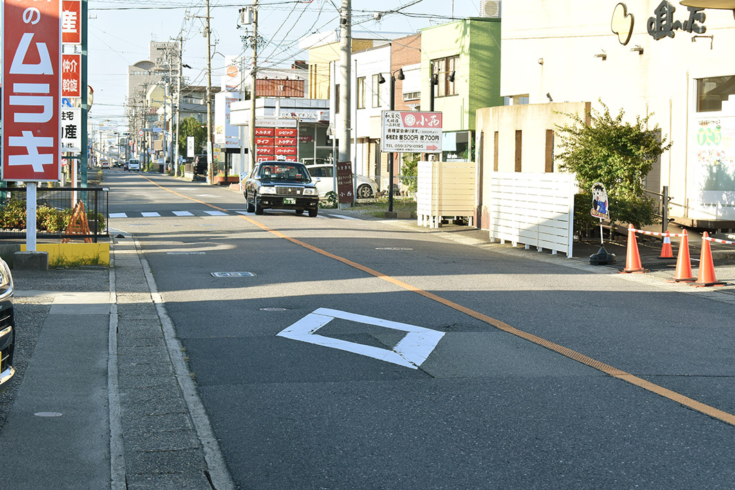 グーグルマップ検索で平田町駅に案内される徒歩ルート。道幅が狭く、歩道も整備されていない