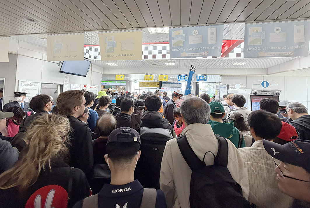 F1会期中の白子駅の改札