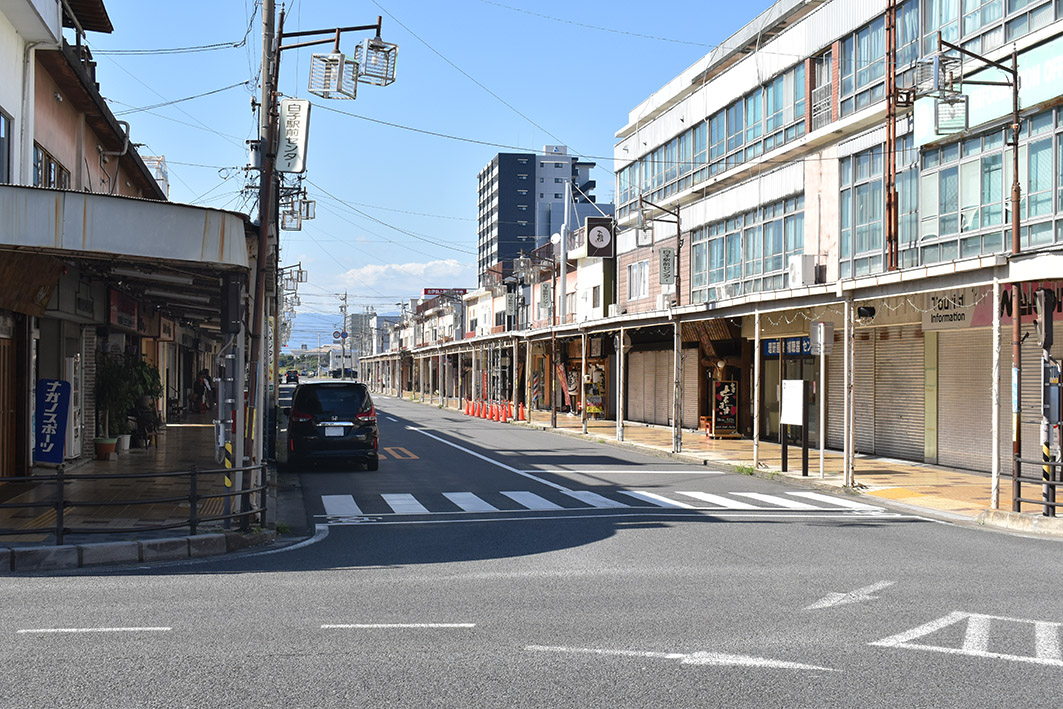 白子駅前商店街。閑散としているのが日常風景だ