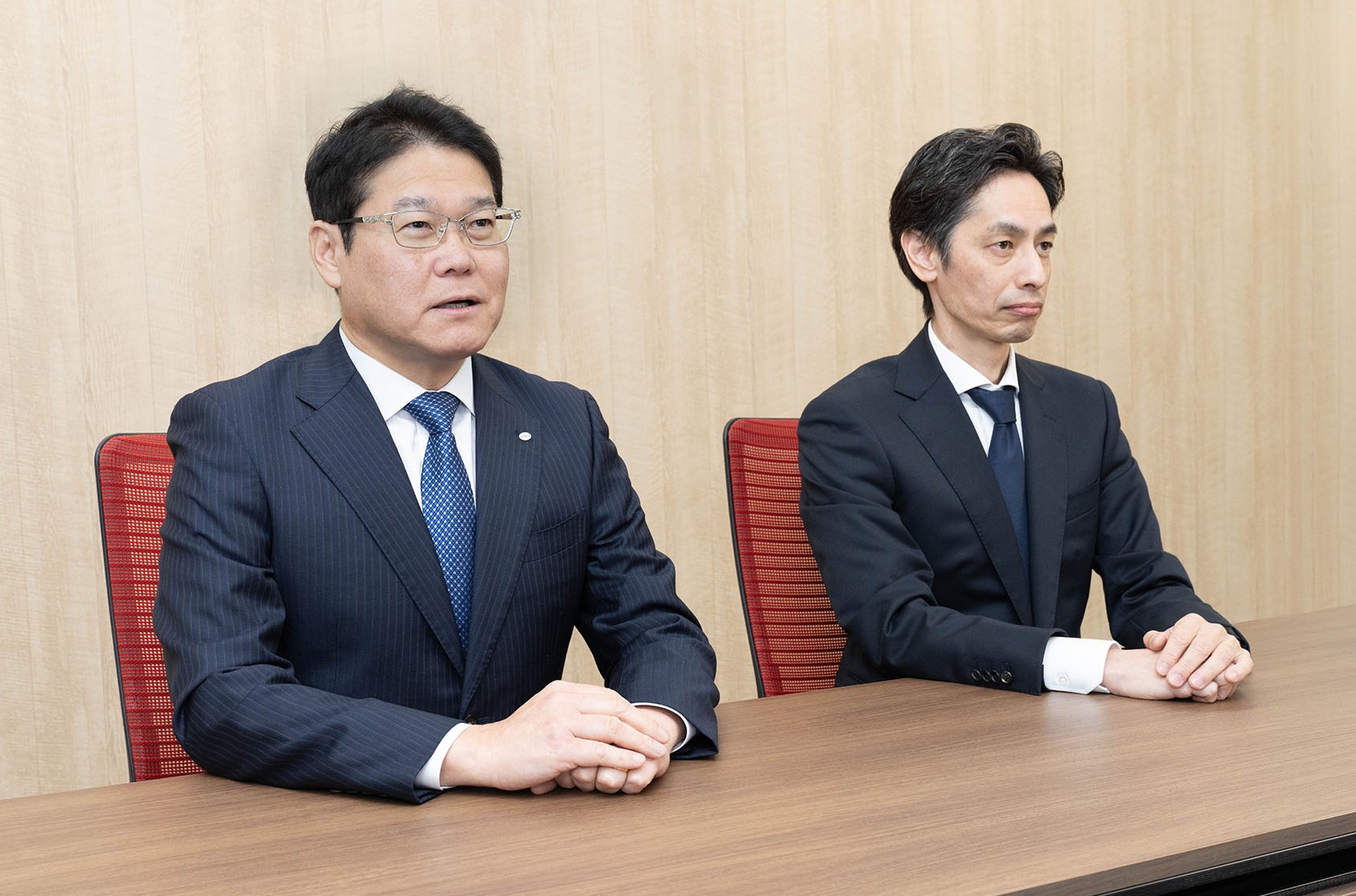デンソーの前田CFO(左)は部材費の高騰について「仕入先と交渉し、価格を極力抑制していく」と述べた